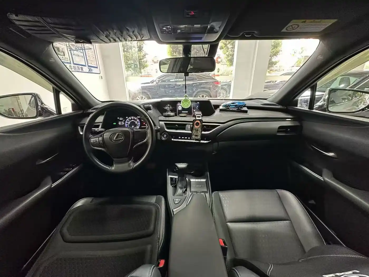 Lexus UX 2020 260h Explore Cool Edition фото 6