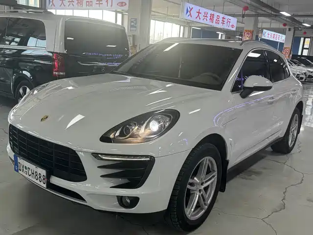 PORSCHE MACAN