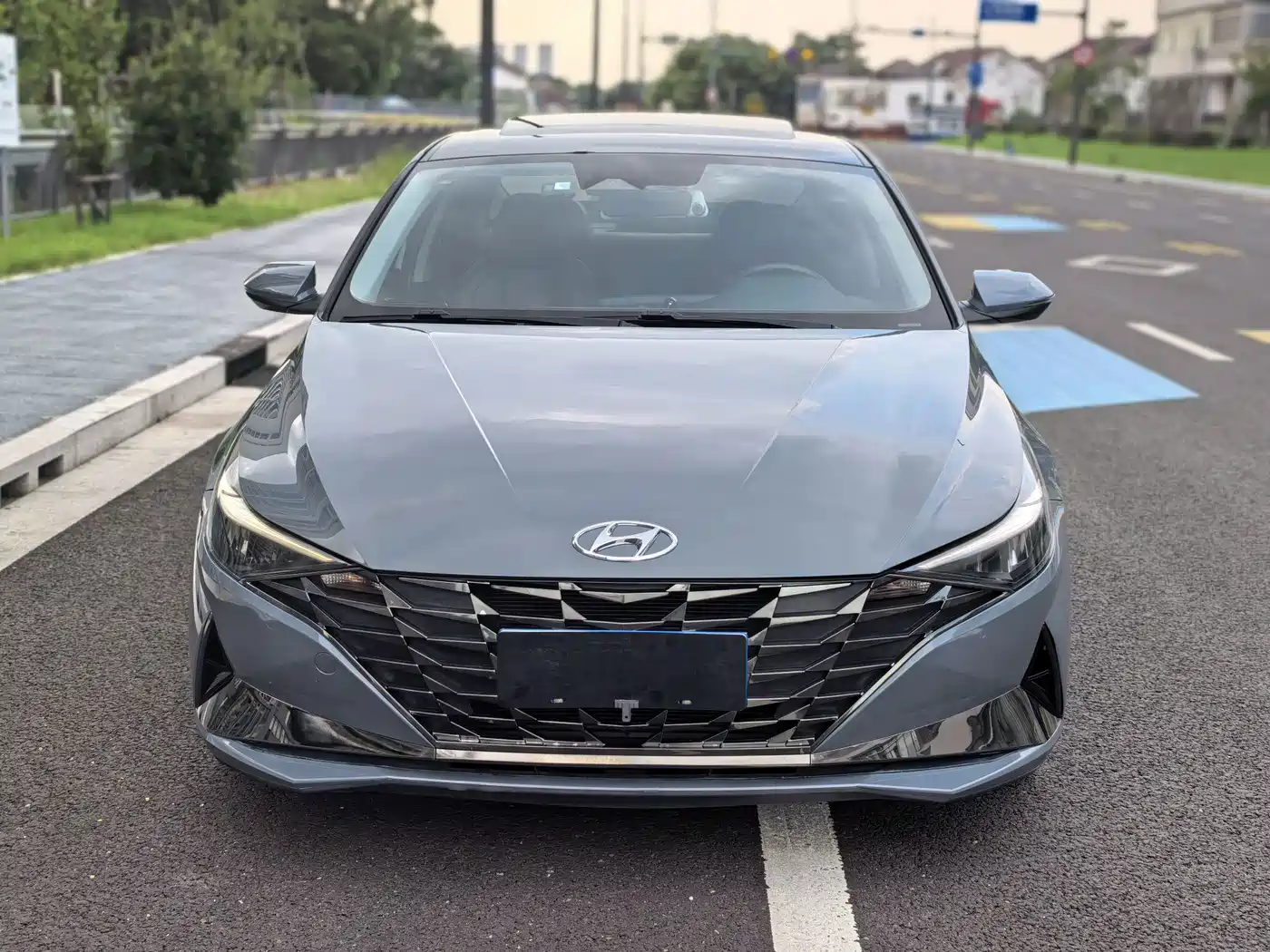 Photo 2 - Hyundai Elantra