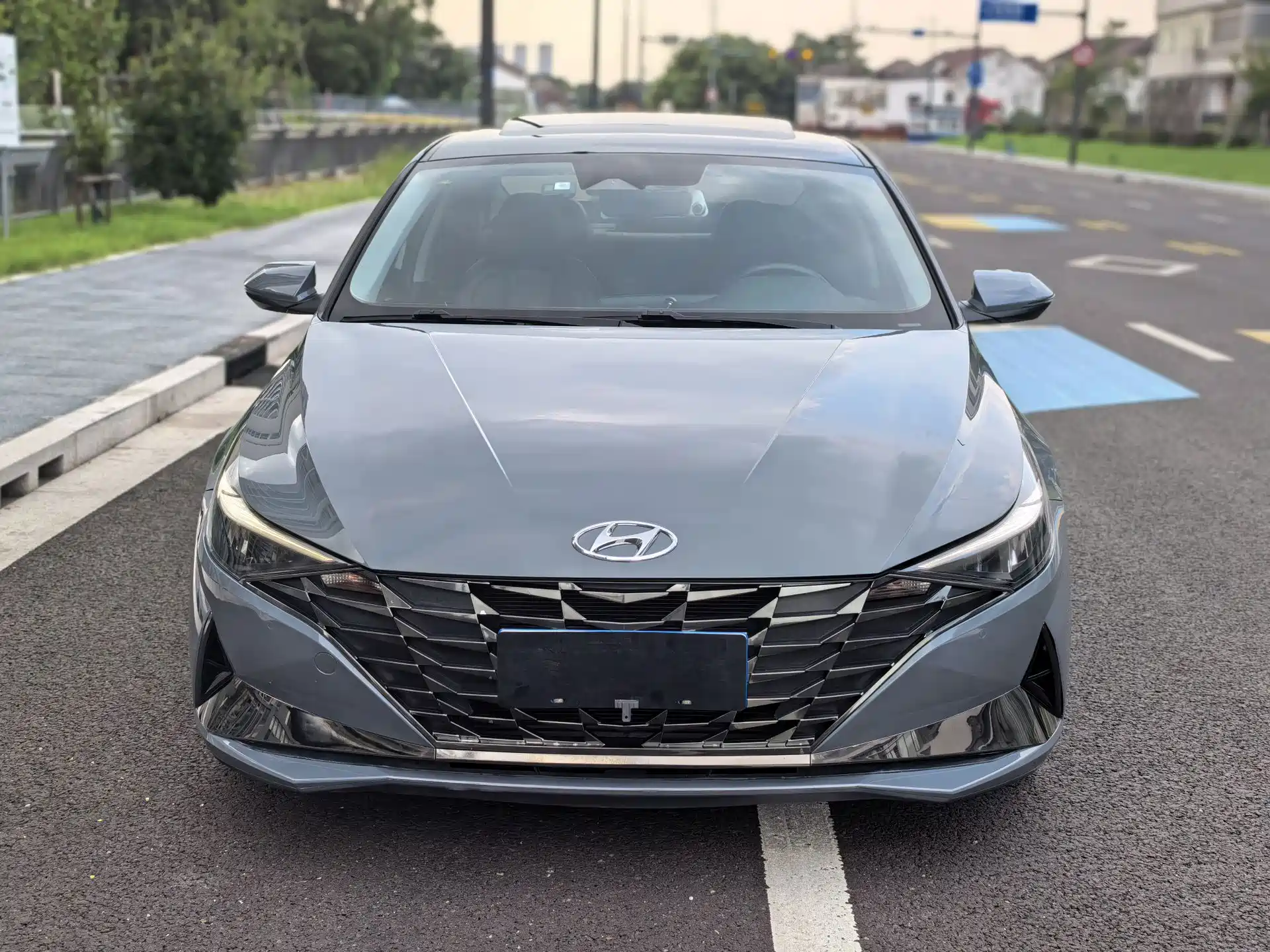 Photo 2 - Hyundai Elantra