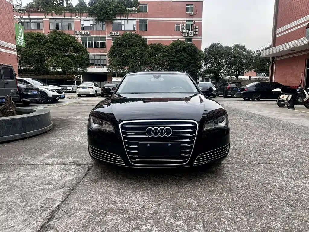 Фото 2 - Audi A8