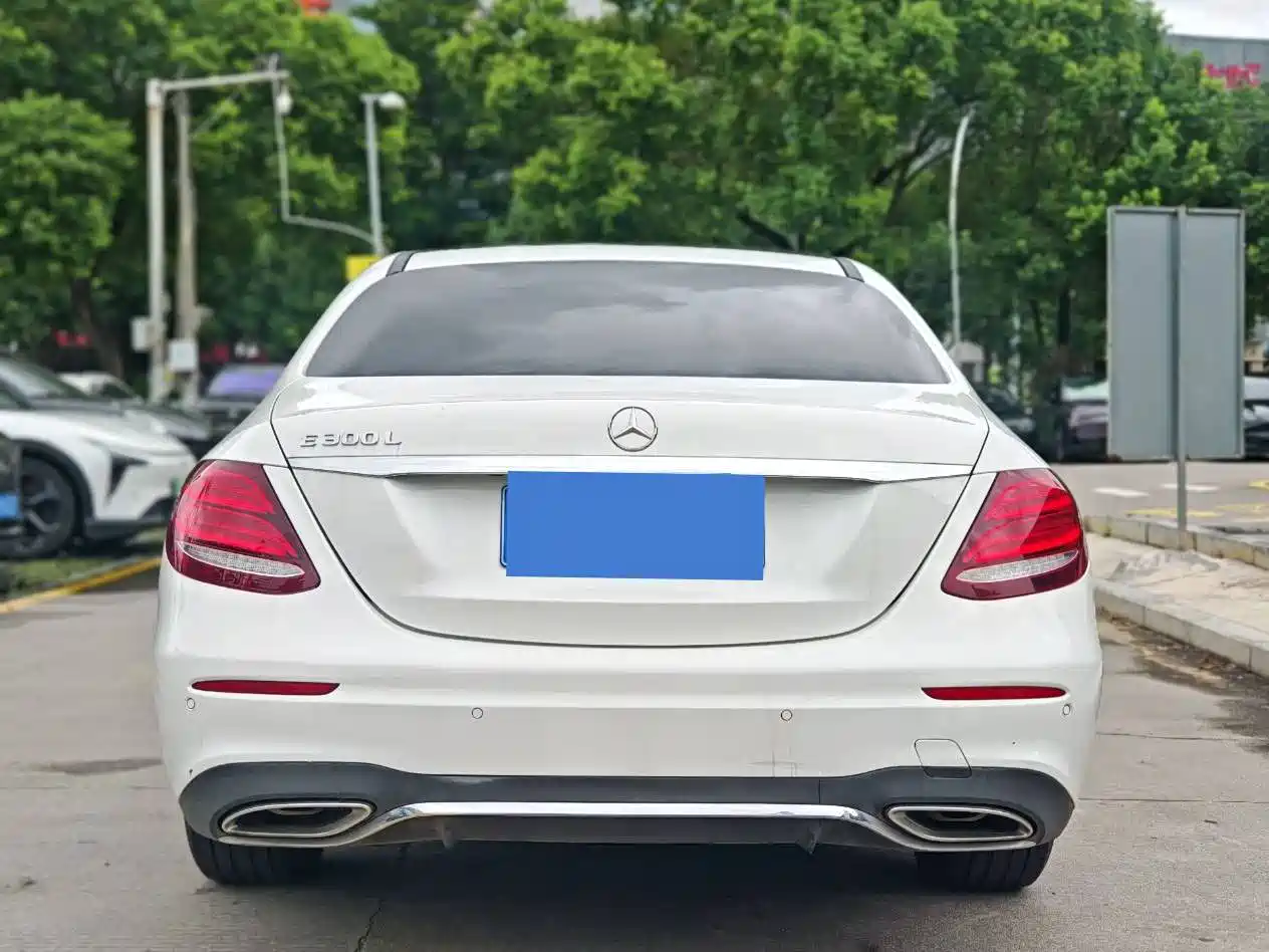 Photo 5 - Mercedes-Benz E-Class