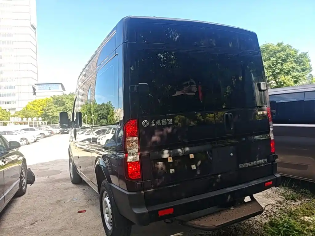 Dongfeng Yufeng Yufeng 2023 2023 V9+ 2.0T Automatic FWD Multi-purpose Short Wheelbase Medium Roof 5/6 Seater