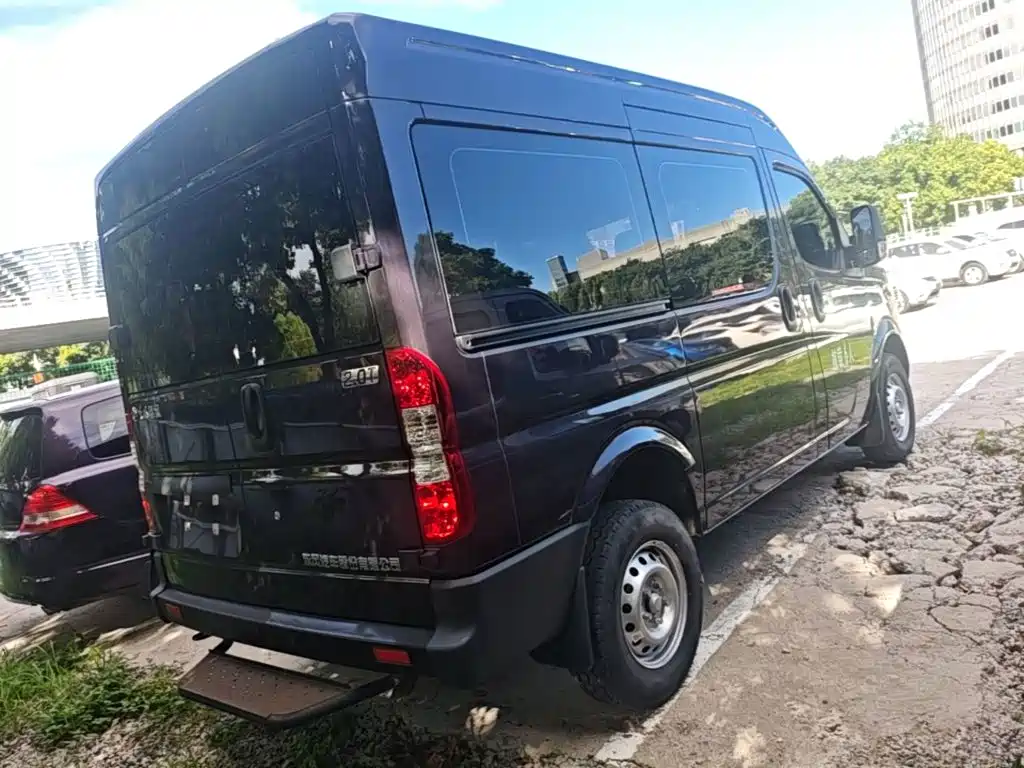 Dongfeng Yufeng Yufeng 2023 2023 V9+ 2.0T Automatic FWD Multi-purpose Short Wheelbase Medium Roof 5/6 Seater