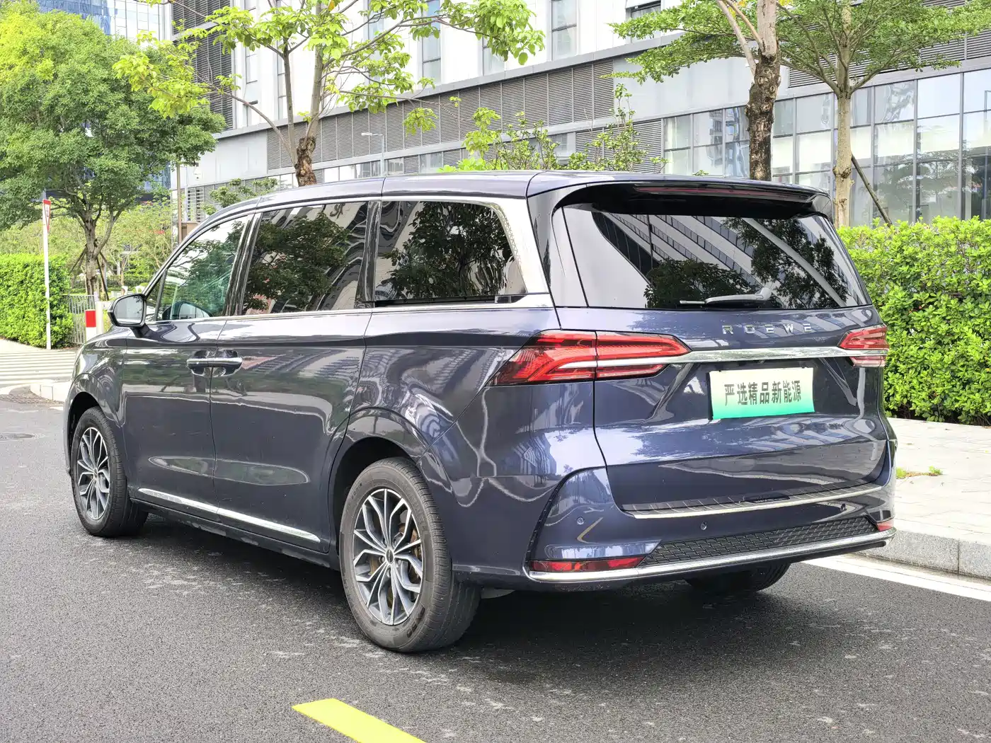Roewe iMAX8 EV 2022 2022 Silver Edition