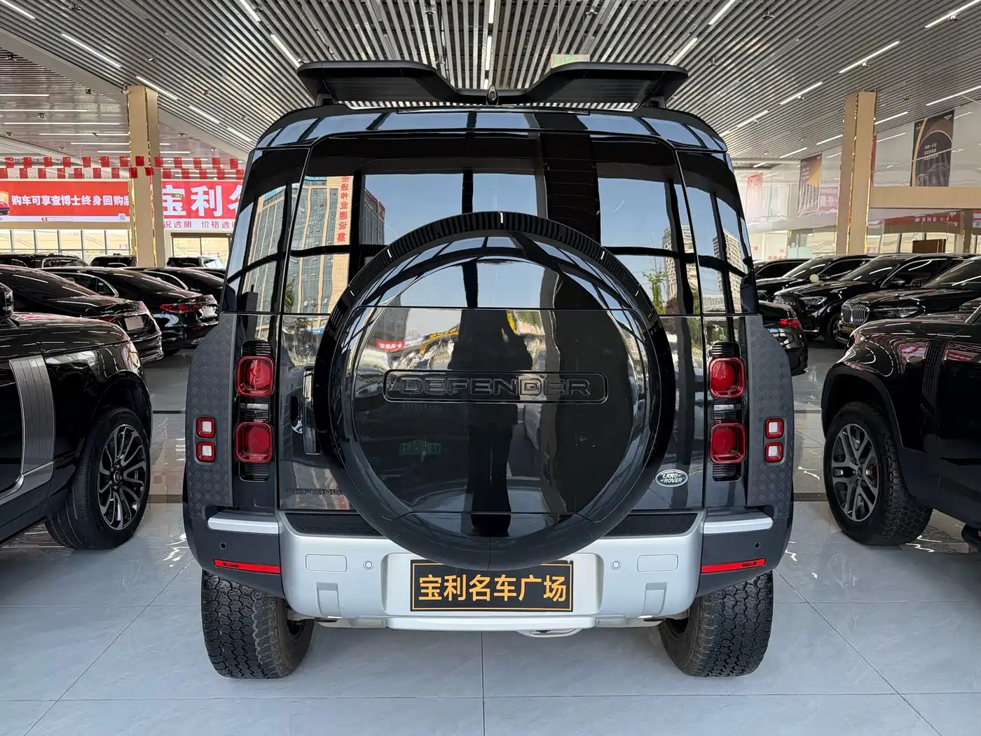 Land Rover Defender 2024 110 3.0T P400 Dark Special Edition фото 5