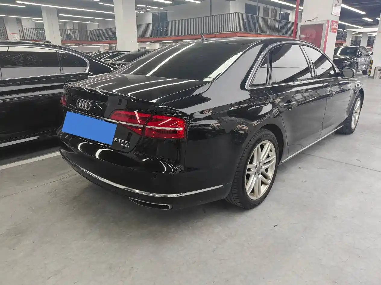 Photo 5 - Audi A8