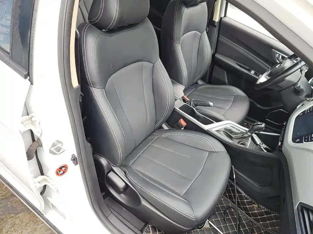 Фото 25 - Geely Vision X3