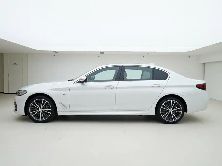 Photo 3 - BMW 5 Series