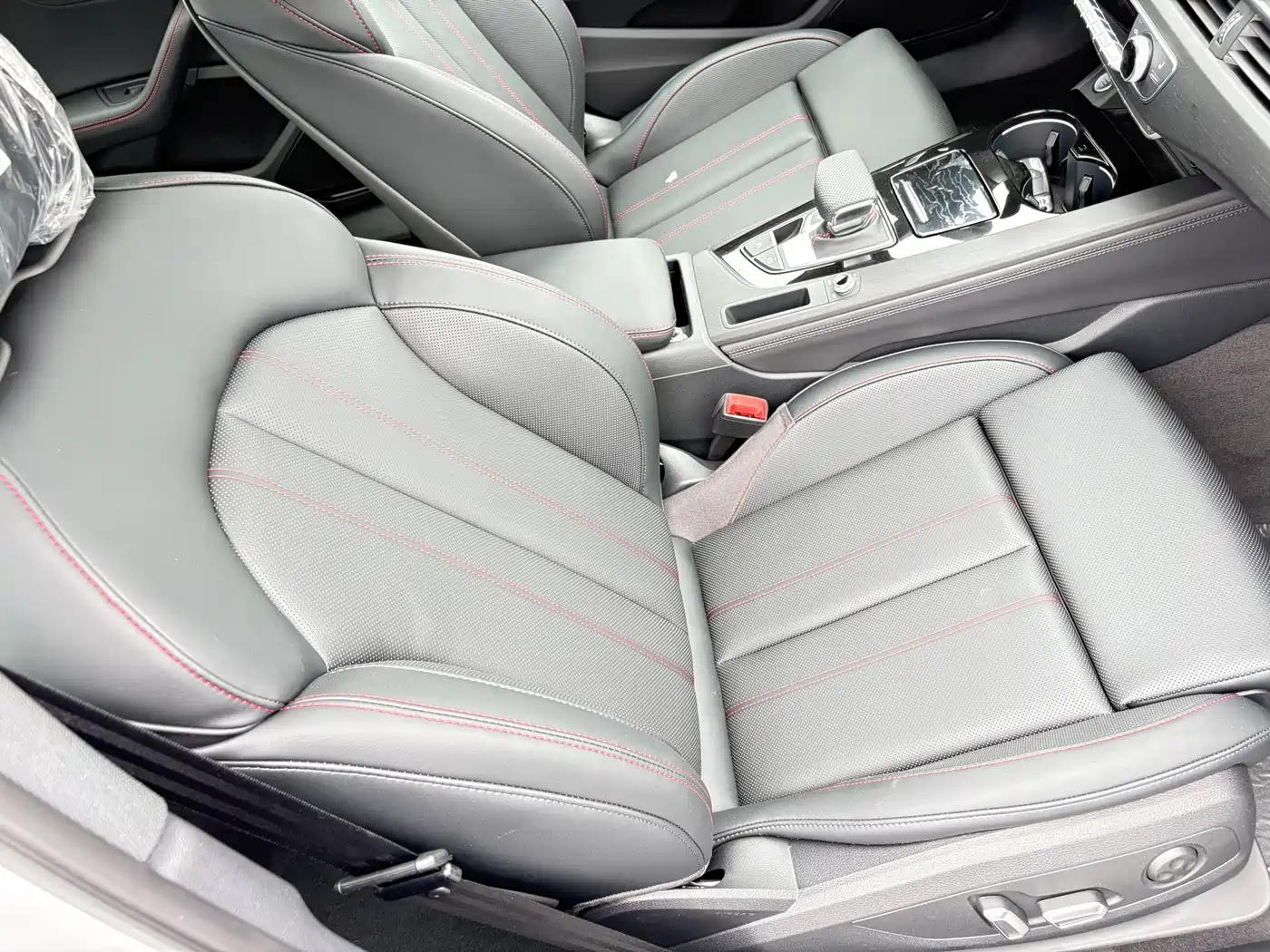 Audi A4L 2025 2 Million Celebration Edition 40 TFSI Luxury Dynamic фото 14