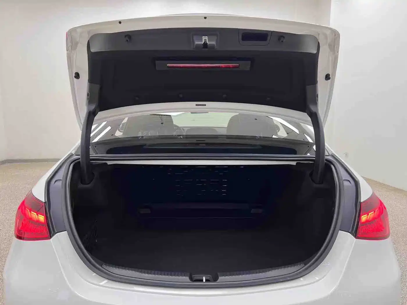 Mercedes-Benz C-Class 2024 C 260 L Night Edition Sport фото 23