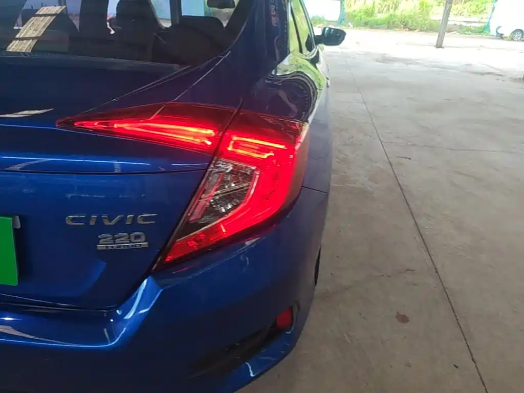 Photo 8 - Honda Civic