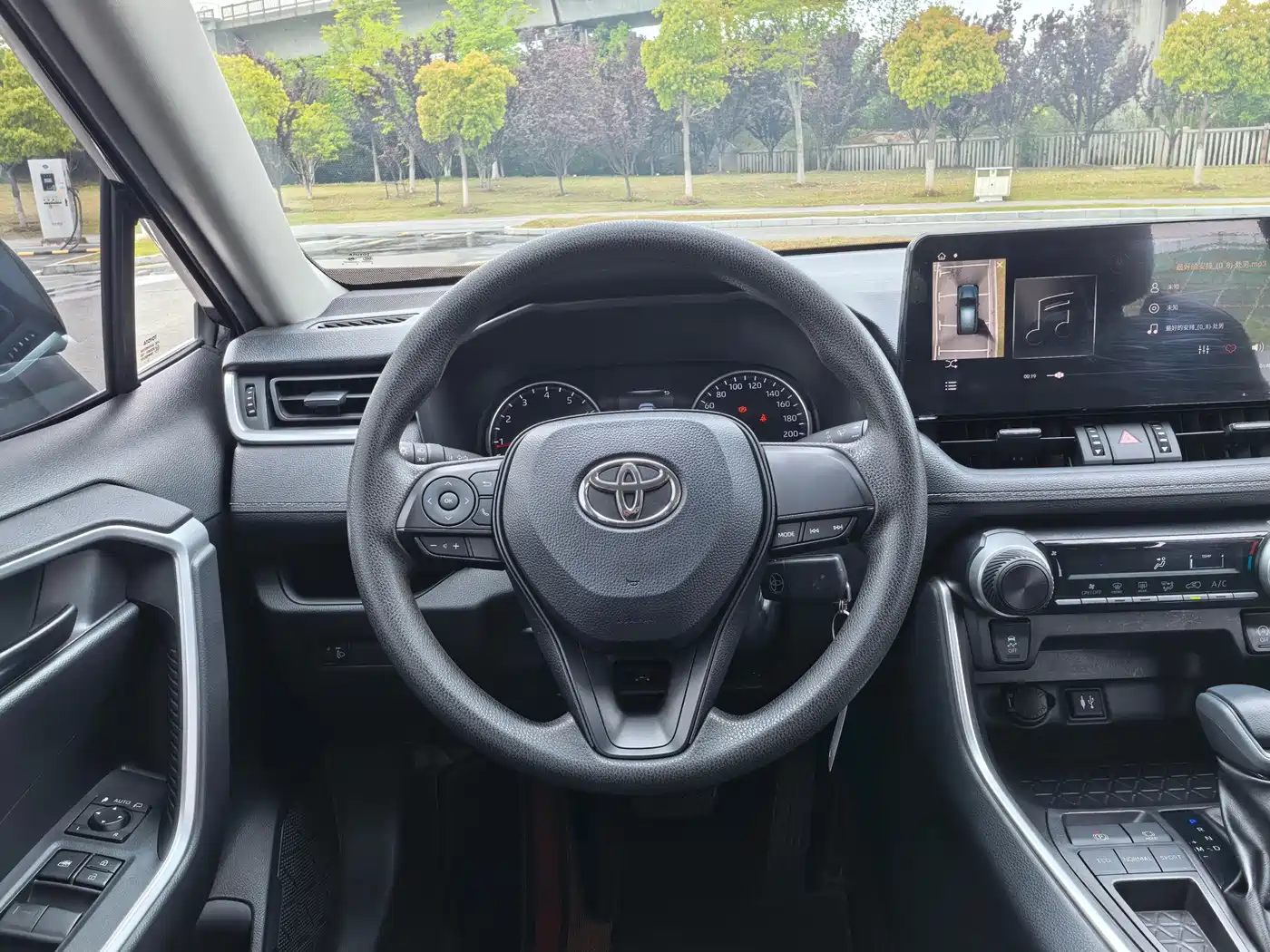 Toyota Wildlander 2023 2.0L CVT FWD LE фото 11