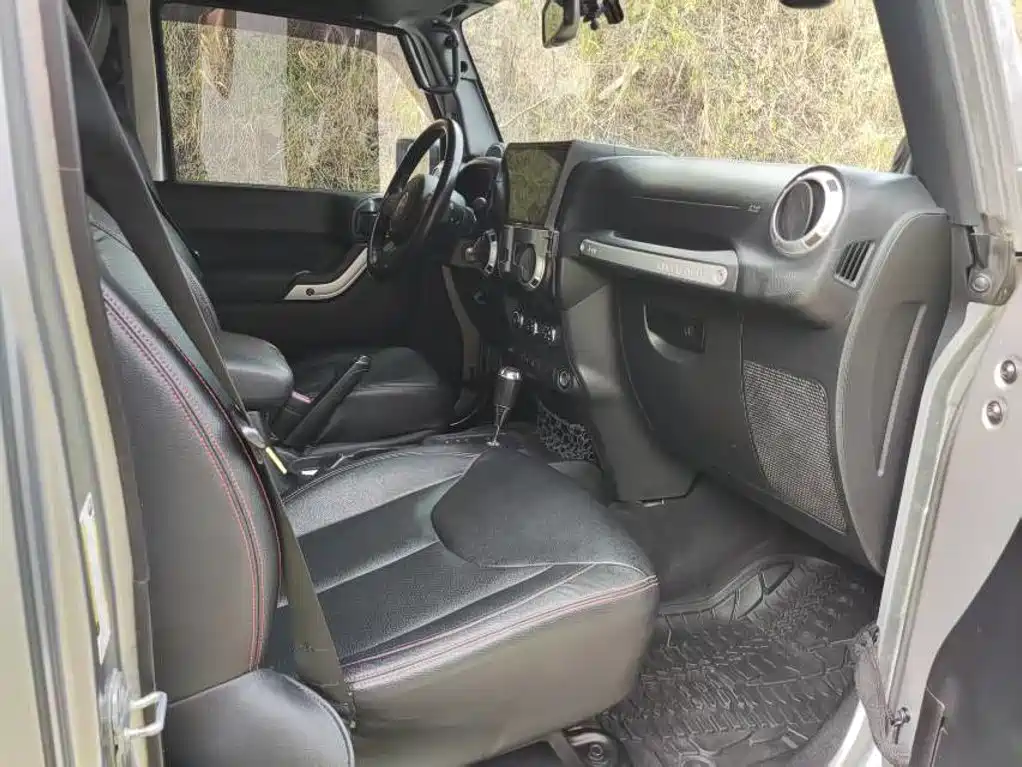 Photo 7 - Jeep Wrangler