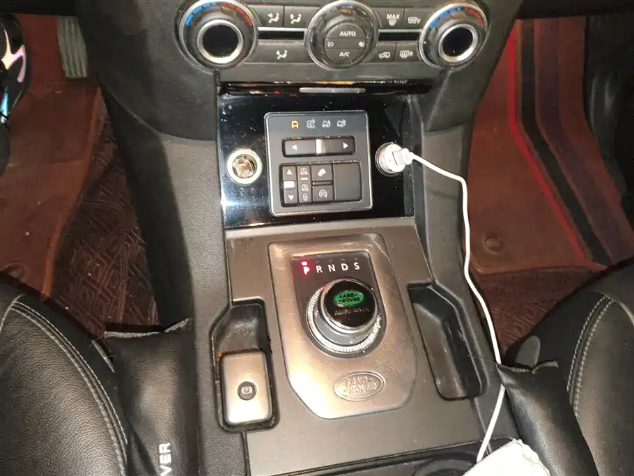 Land Rover Discovery 2014 3.0 SC V6 SE фото 16
