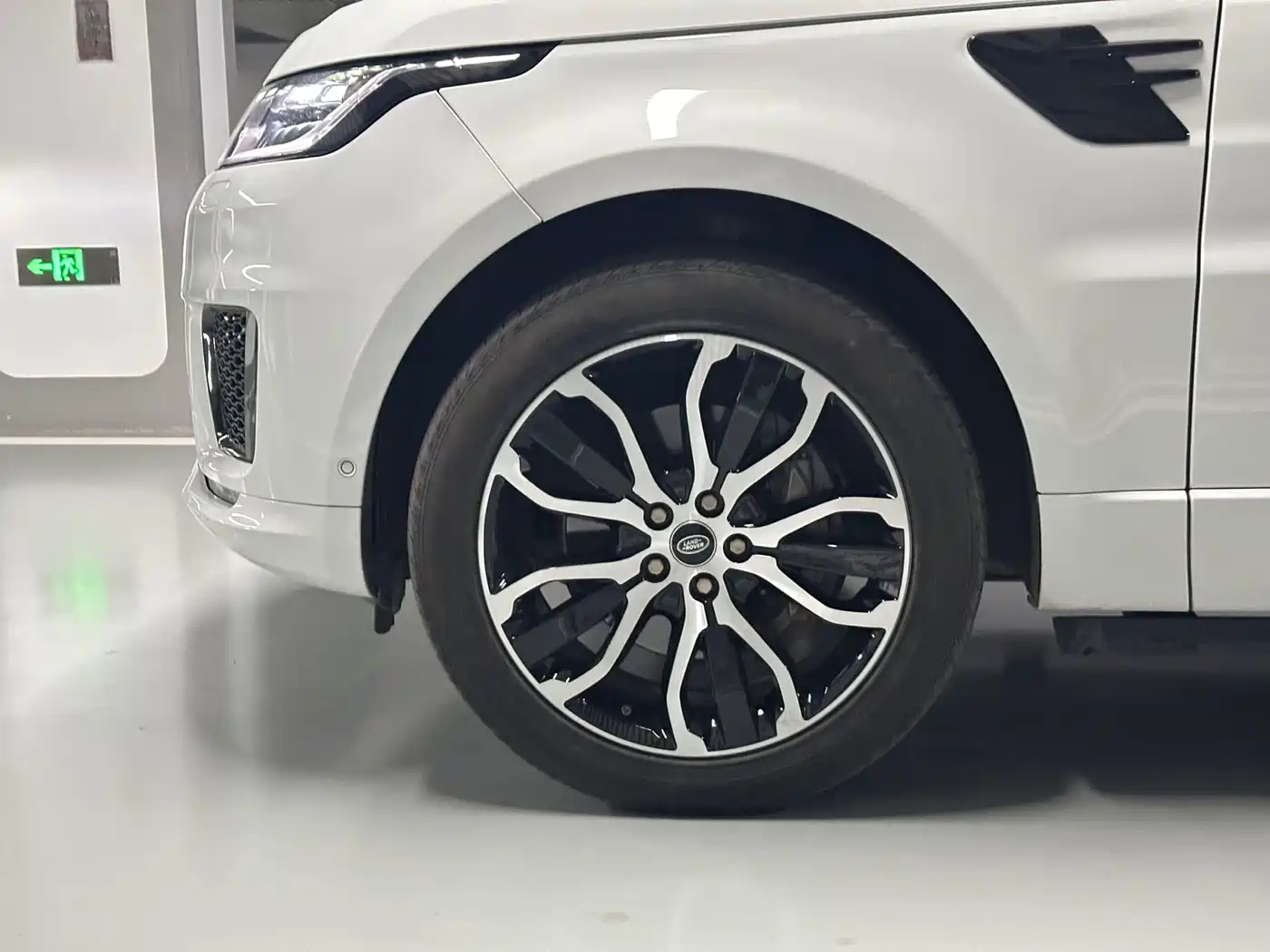 Land Rover Range Rover Sport 2021 3.0 L6 Gloss Black Edition фото 4