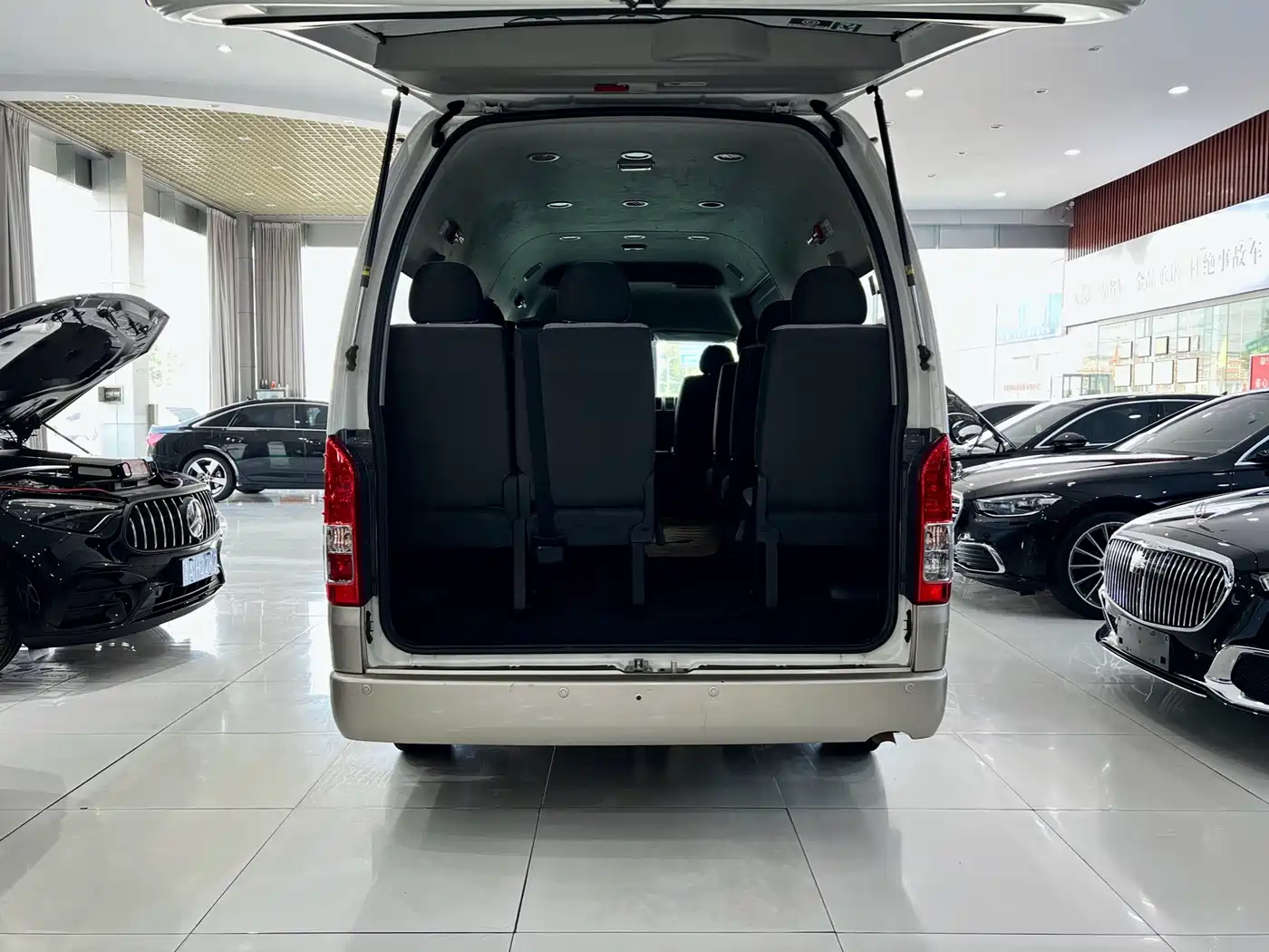 Toyota HIACE 2017 2011 2.7L Automatic Standard 13-seater