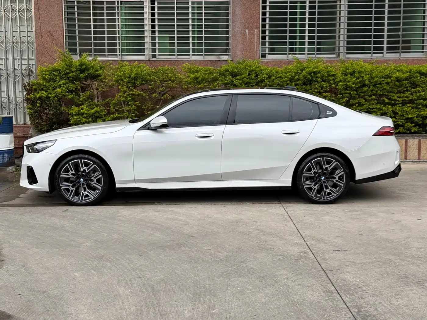 BMW 5 Series 2025 530Li Premium M Sport Package фото 3