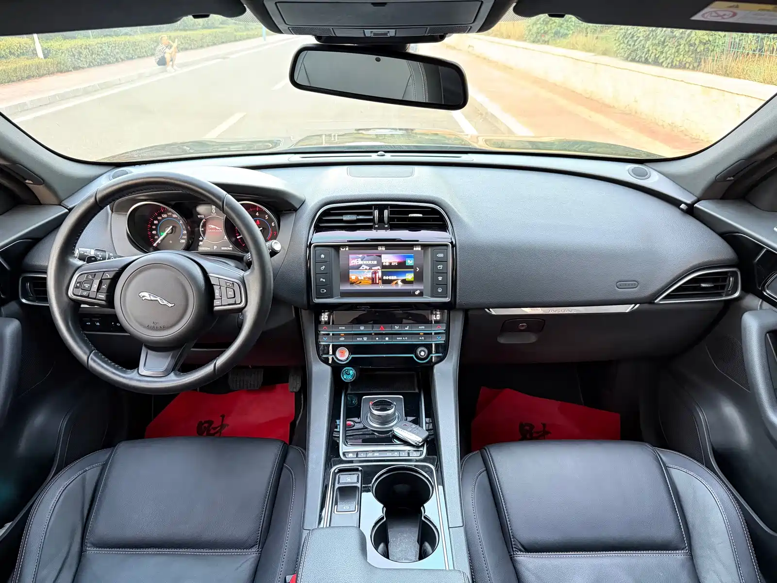 Фото 8 - Jaguar F-PACE