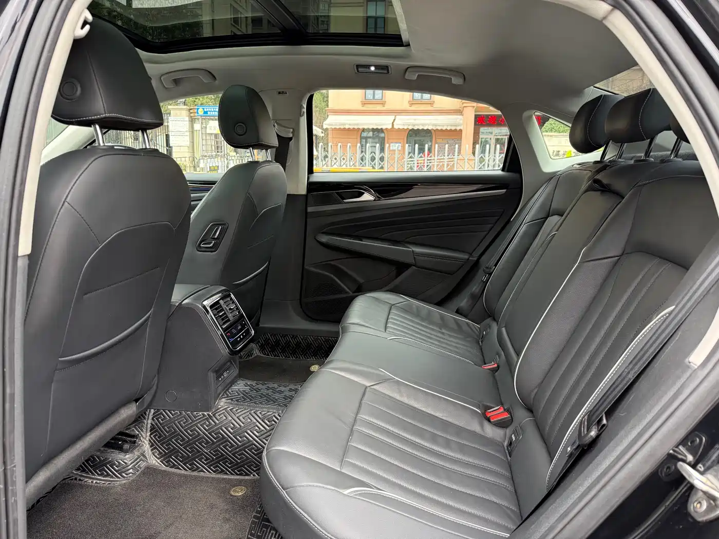 Volkswagen Passat 2023 330TSI Starlight Elite Edition фото 15