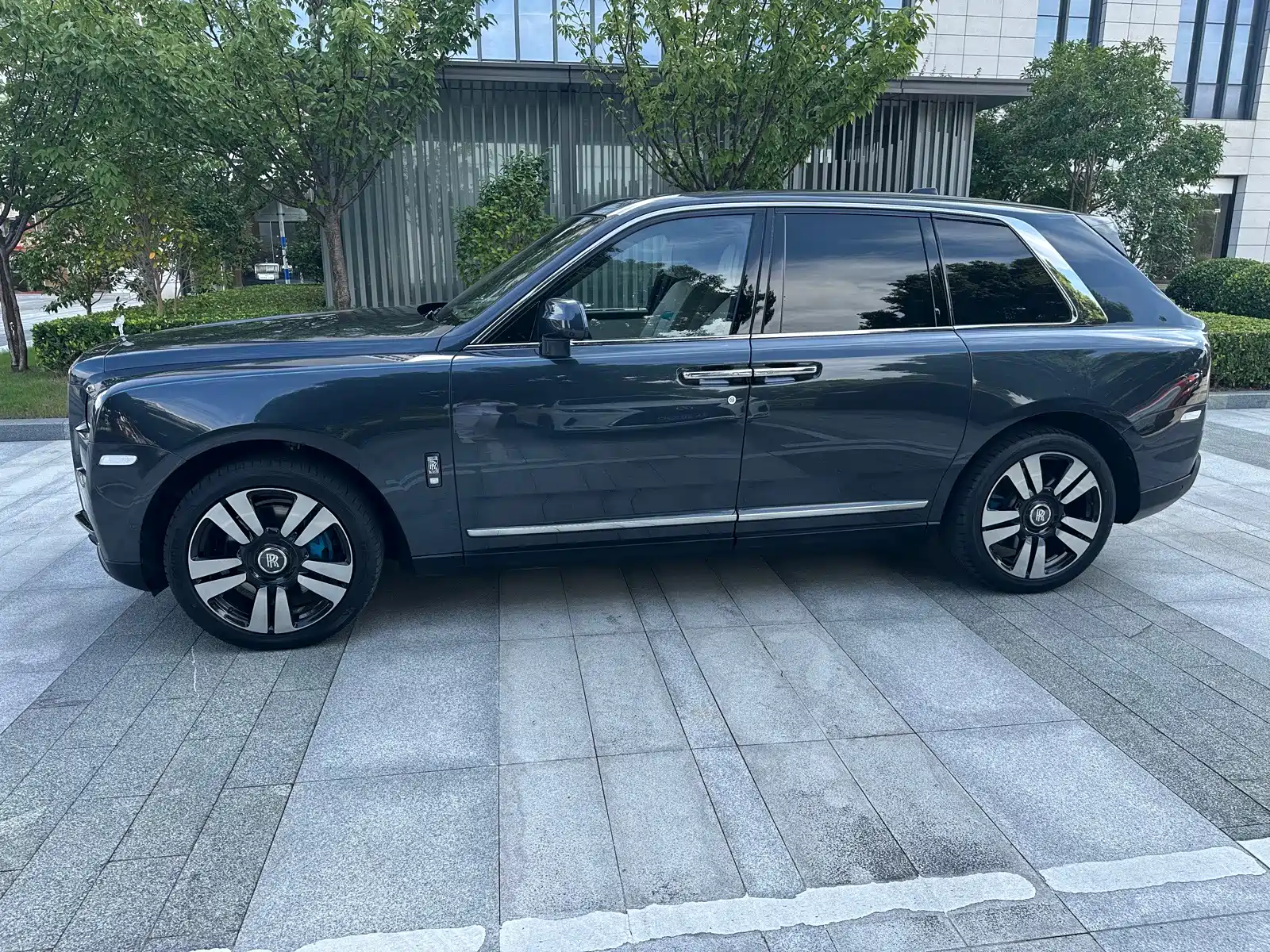 Фото 6 - Rolls-Royce Cullinan