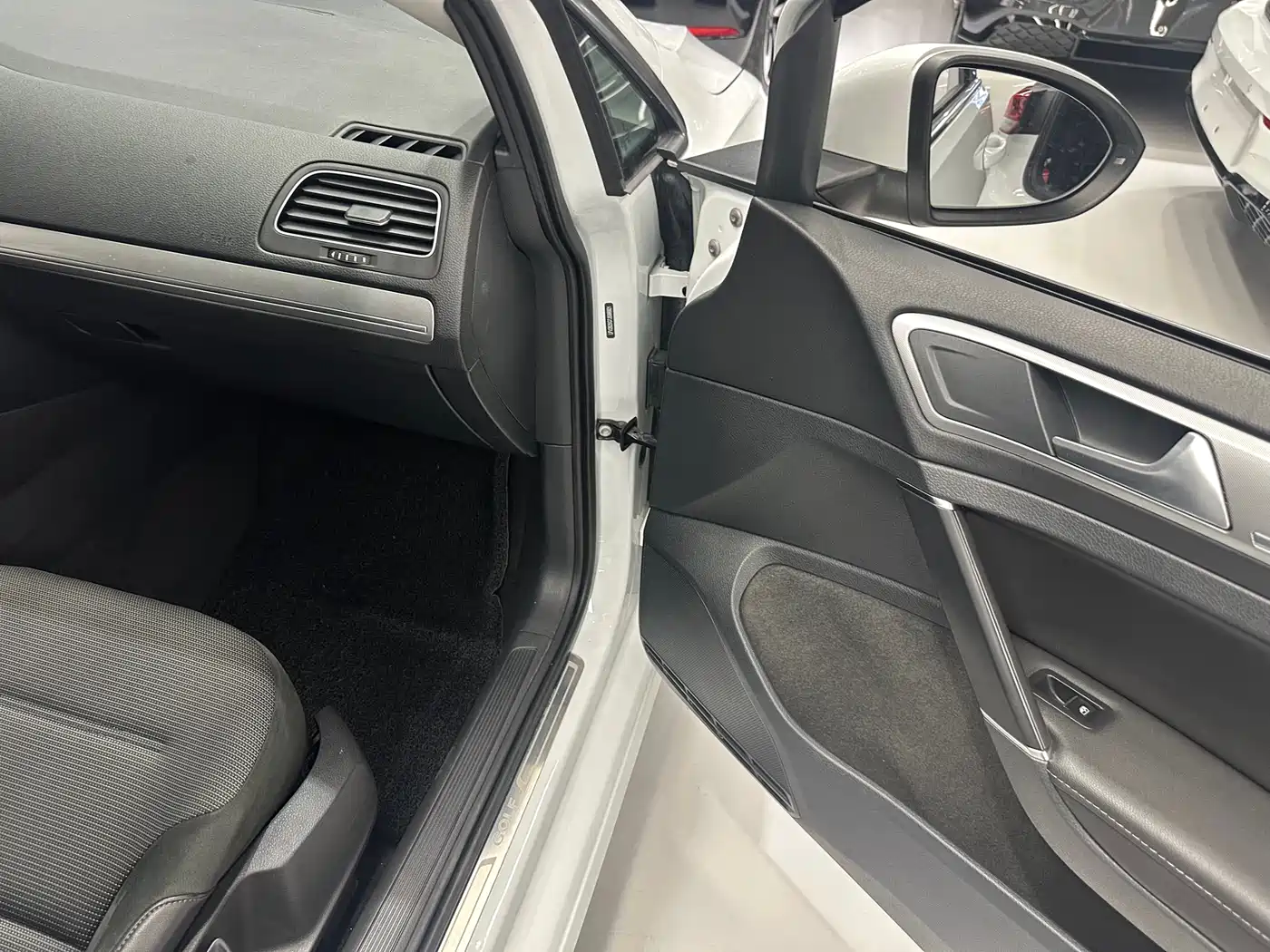Volkswagen Golf 2018 1.6L Automatic Comfort фото 8