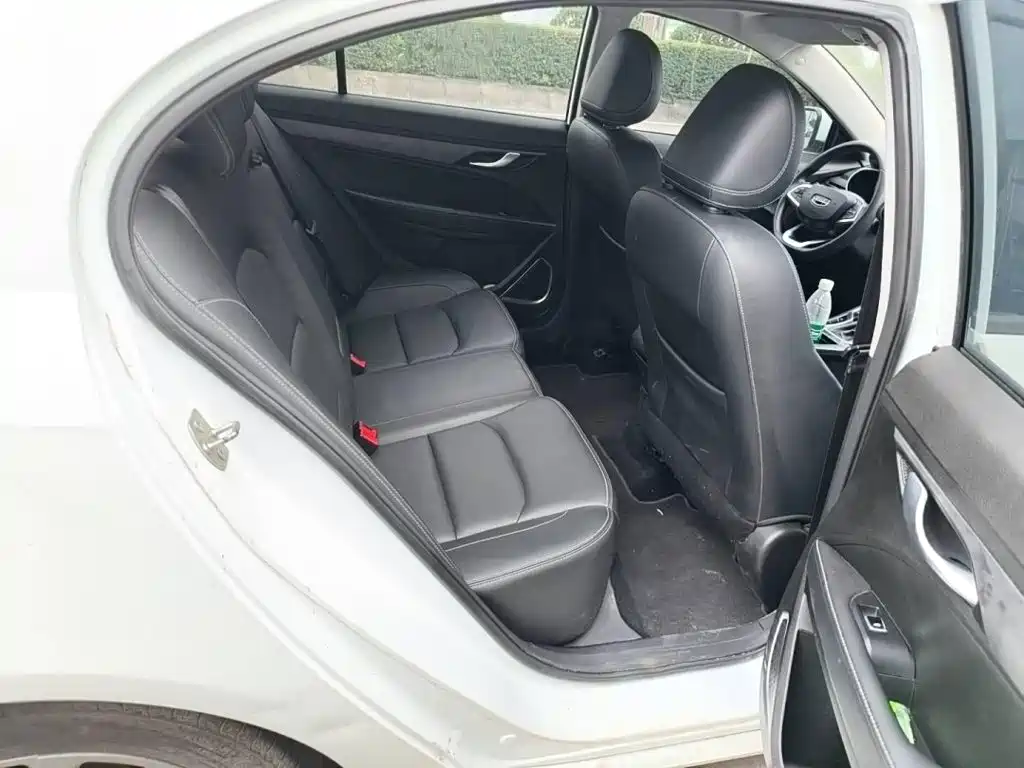 Фото 5 - Geely Emgrand