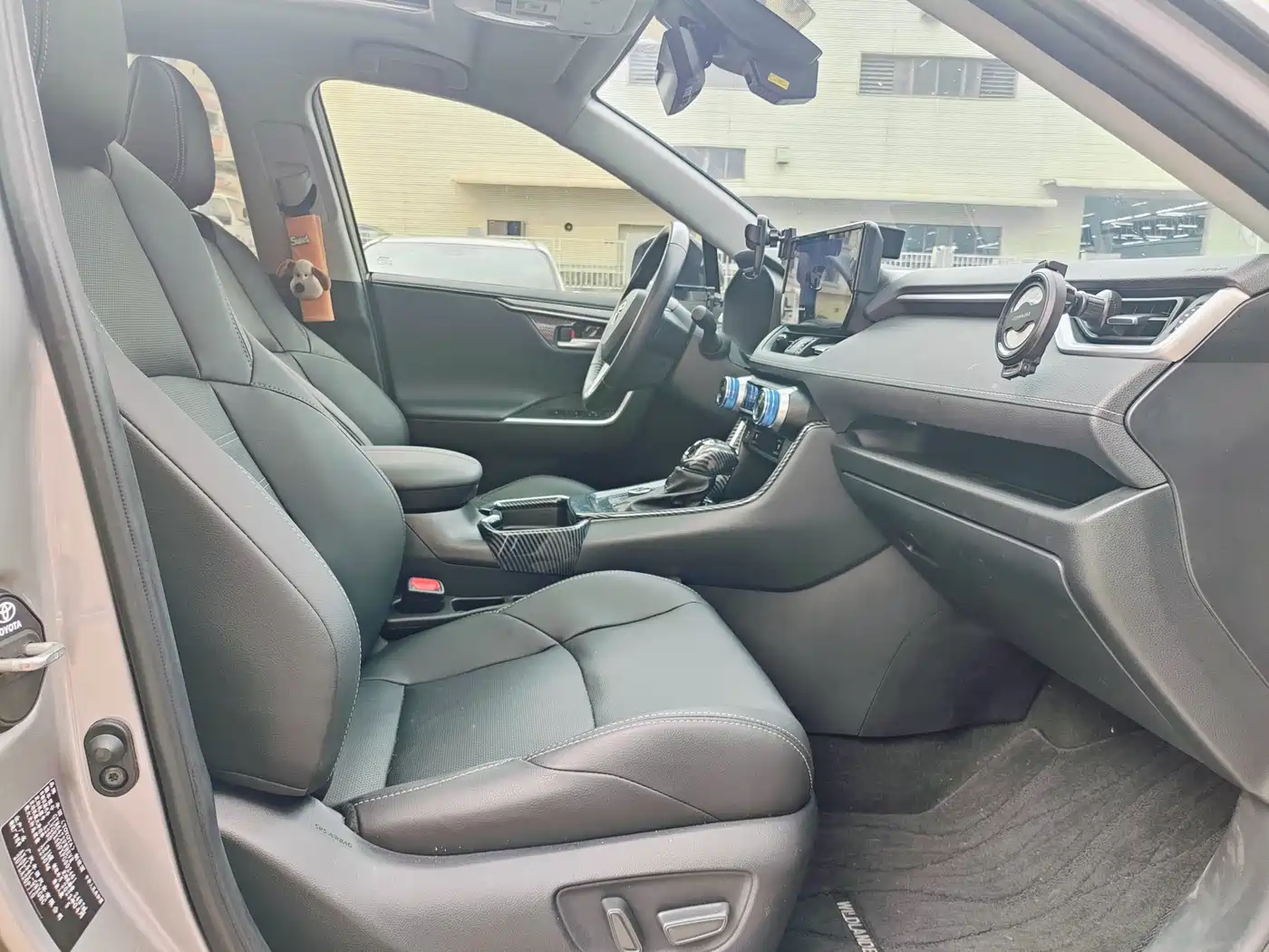Toyota Wildlander 2023 Hybrid 2.5L E-CVT AWD Premium Edition фото 18