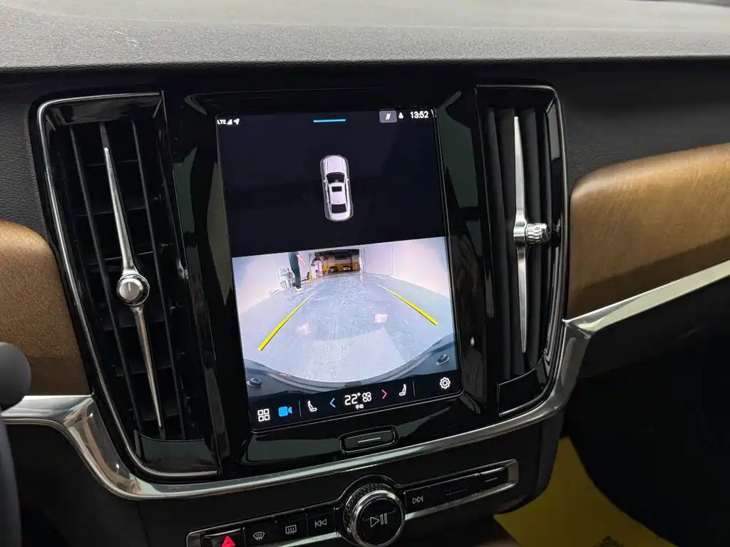 Volvo S90 Plug-in Hybrid 2021 2022 T8 Recharge Plug-in Hybrid Momentum Luxury Edition