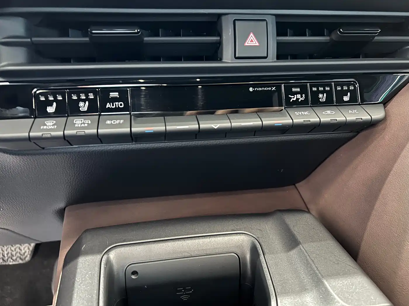 Toyota Crown SportCross 2023 2.5L SportCross HEV FWD Premium Edition фото 17