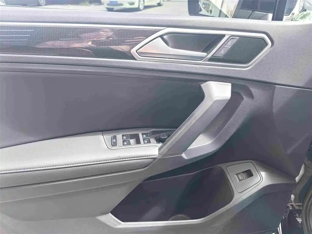 Volkswagen Tiguan L 2025 2024 Outstanding 300TSI Auto 2WD Dragon Soaring Edition