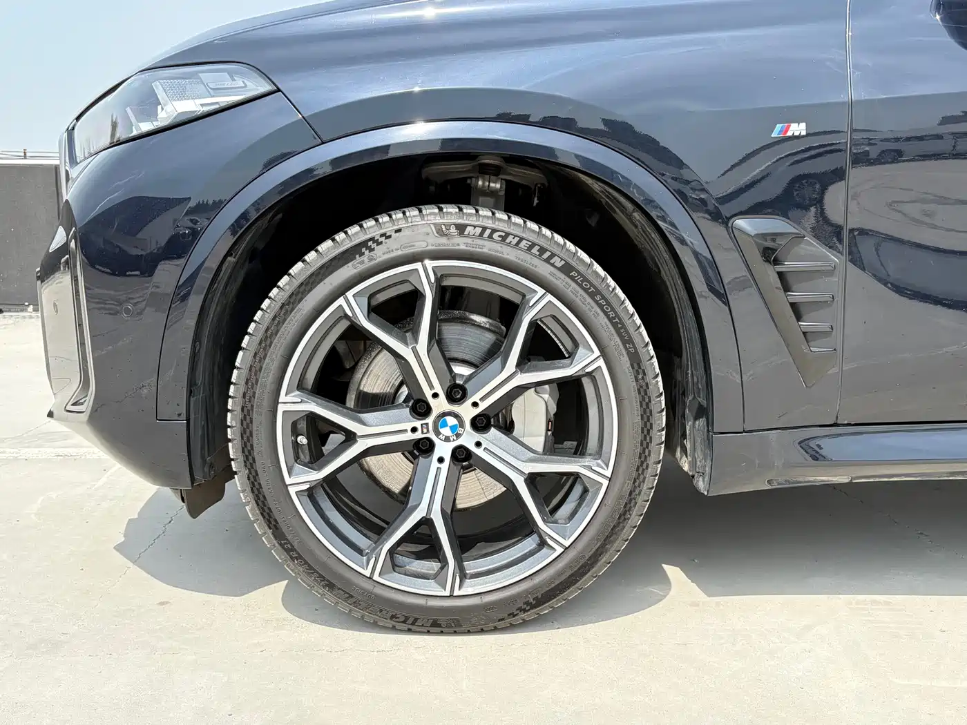 BMW X5 2025 Model xDrive 30Li Exclusive M Sport Blackout Package фото 4
