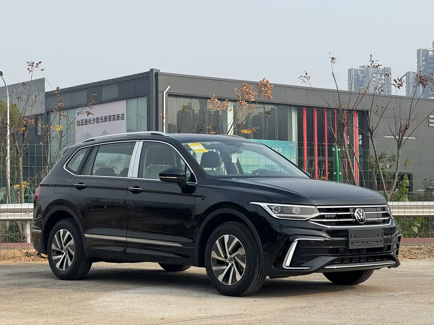 Volkswagen Tiguan L PHEV 2023 430PHEV Plug-in Hybrid Premium фото 3