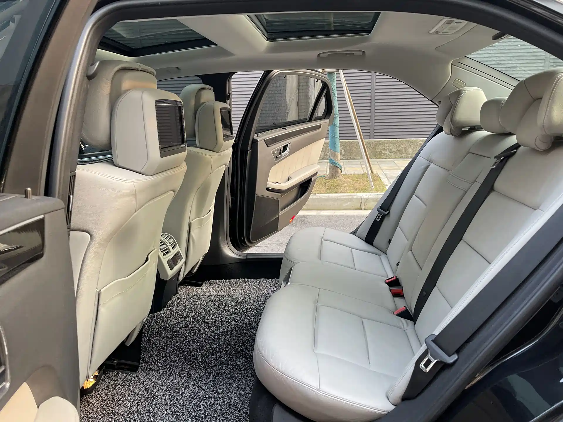 Фото 9 - Mercedes-Benz E-Class