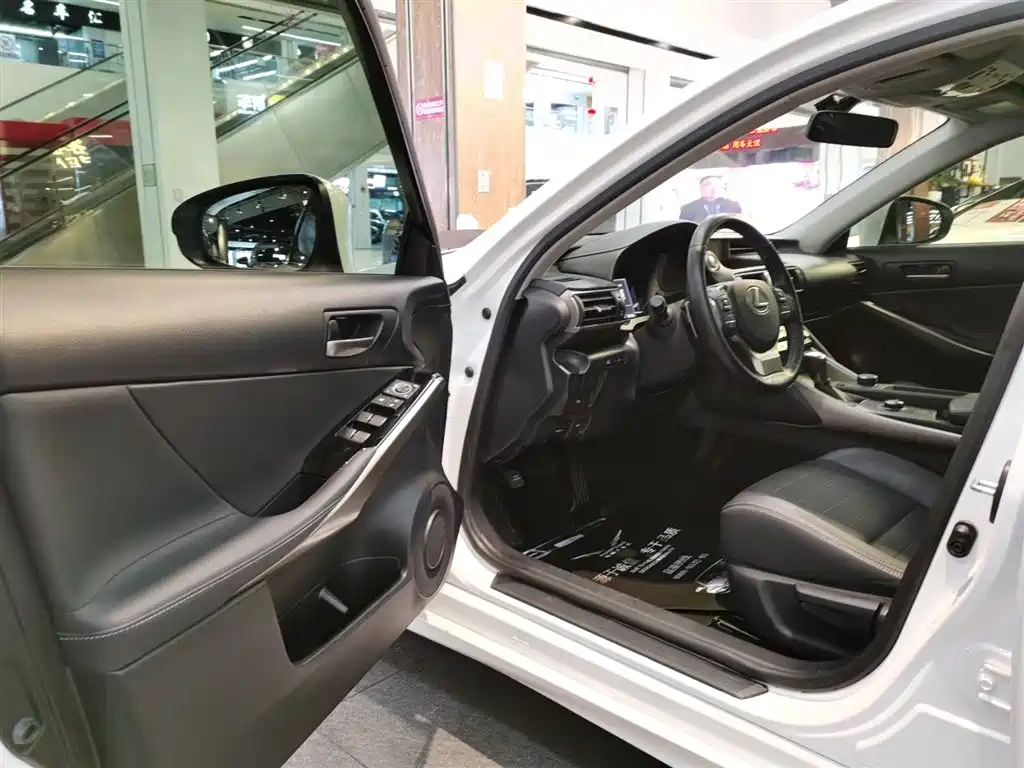 Lexus IS 2017 300 Leading Edition фото 5