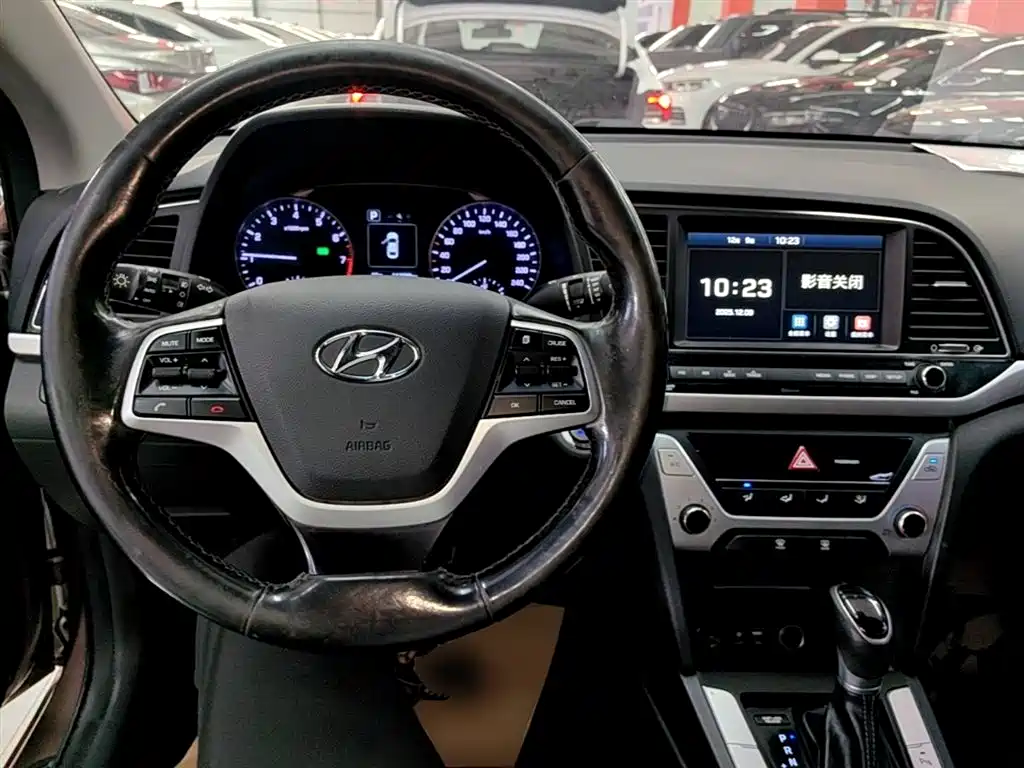 Hyundai Elantra 2016 1.6L Auto Smart·Luxury Edition фото 10