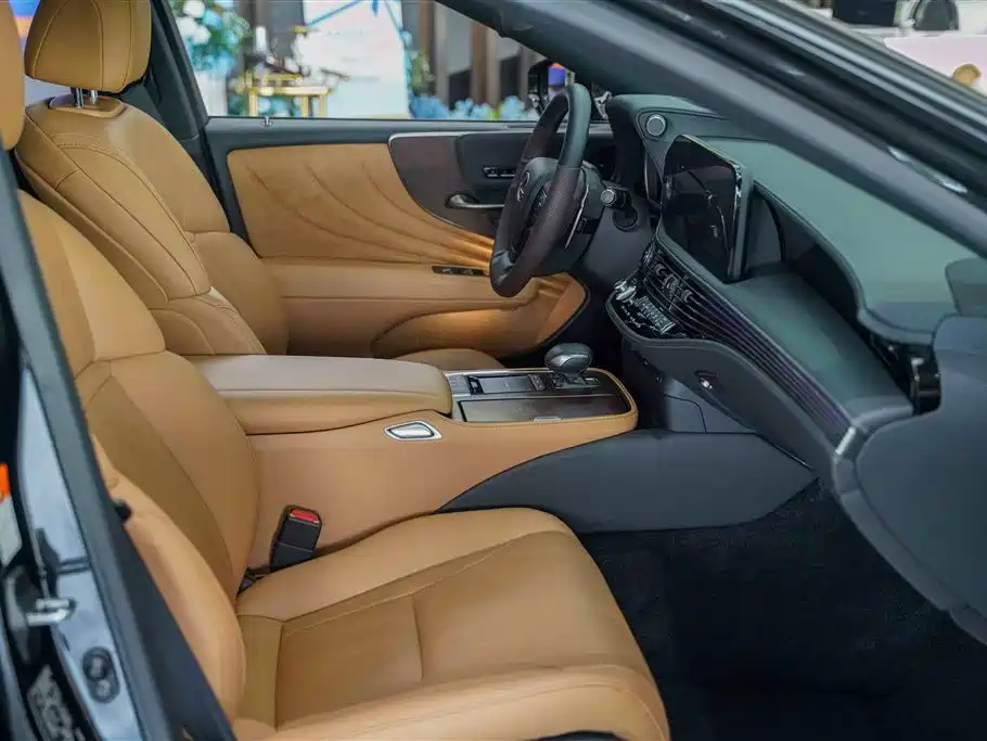 Фото 13 - Lexus LS