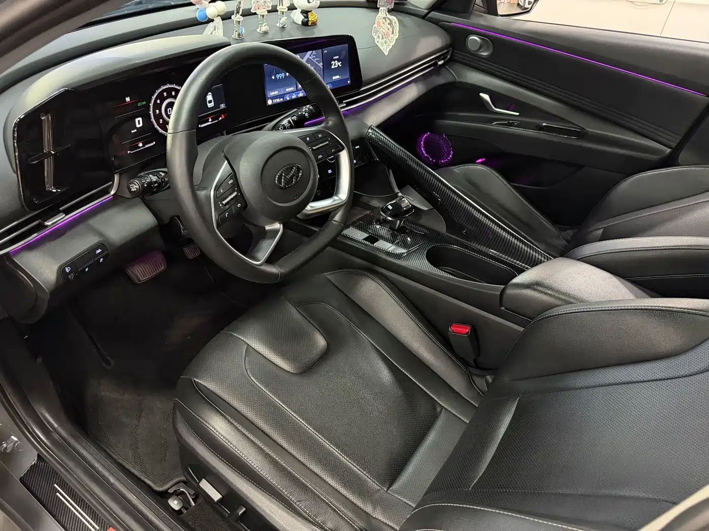 Hyundai Elantra 2021 1.5L CVT LUX Premium Edition фото 4