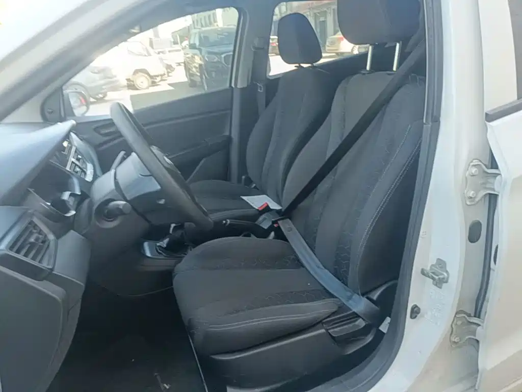Photo 15 - Baojun 310