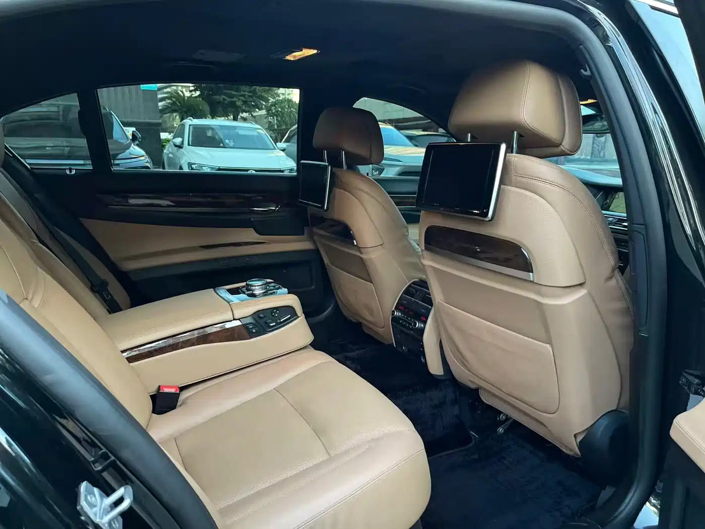 BMW 7 Series 2013 750Li xDrive фото 8