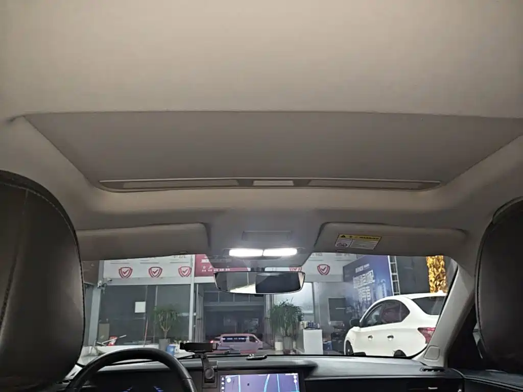 Фото 18 - Roewe i5