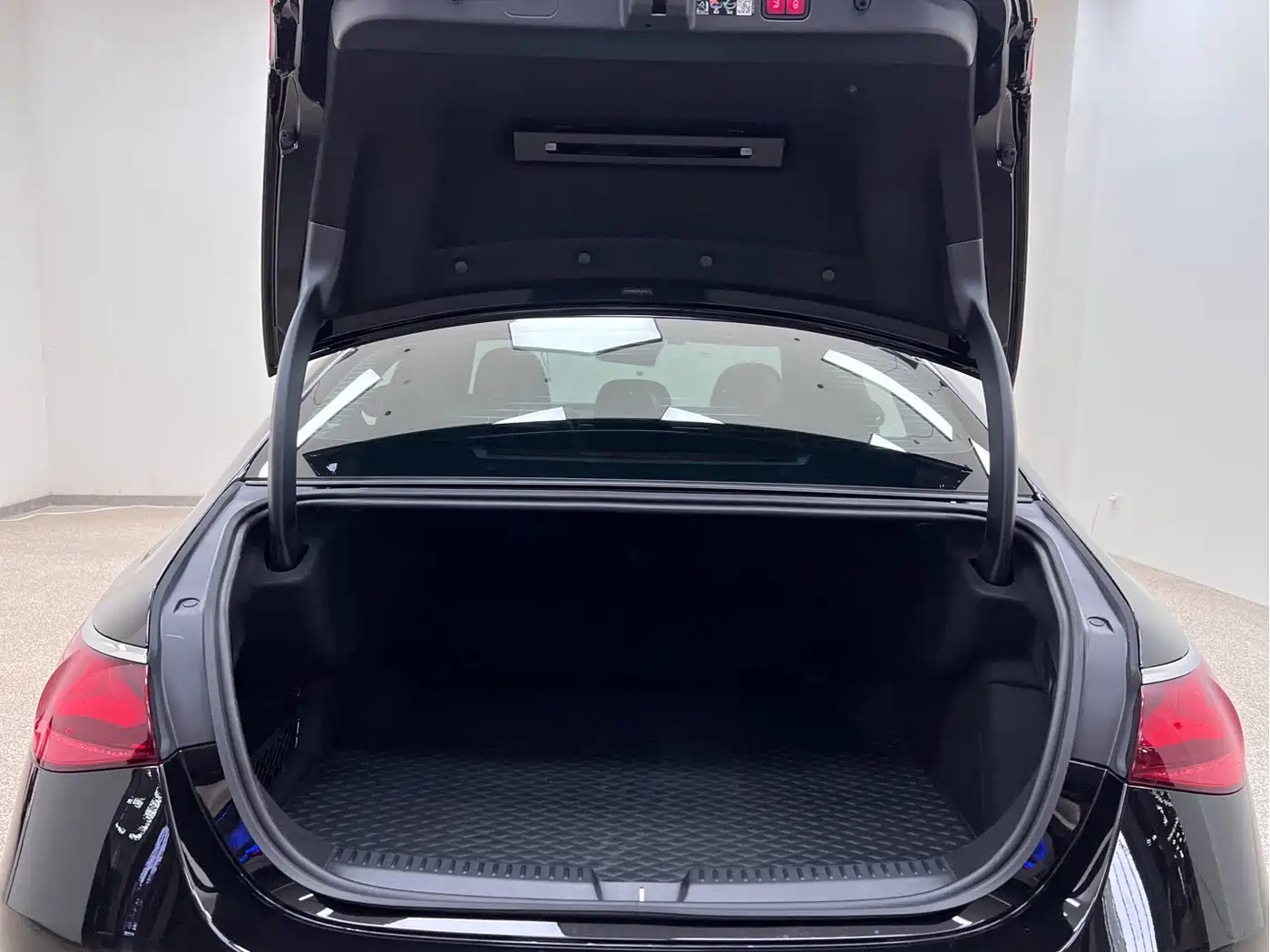 Mercedes-Benz E-Class 2024 Model E 300 L Luxury фото 24