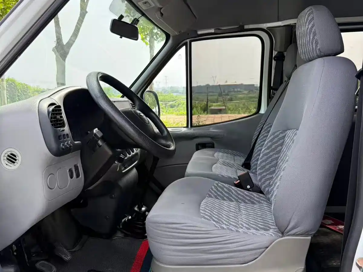 Ford Classic Transit 2016 2016 Model 2.4L Gasoline Short Wheelbase 6-Seat Medium Roof Multi-Purpose Vehicle 4G64S4N
