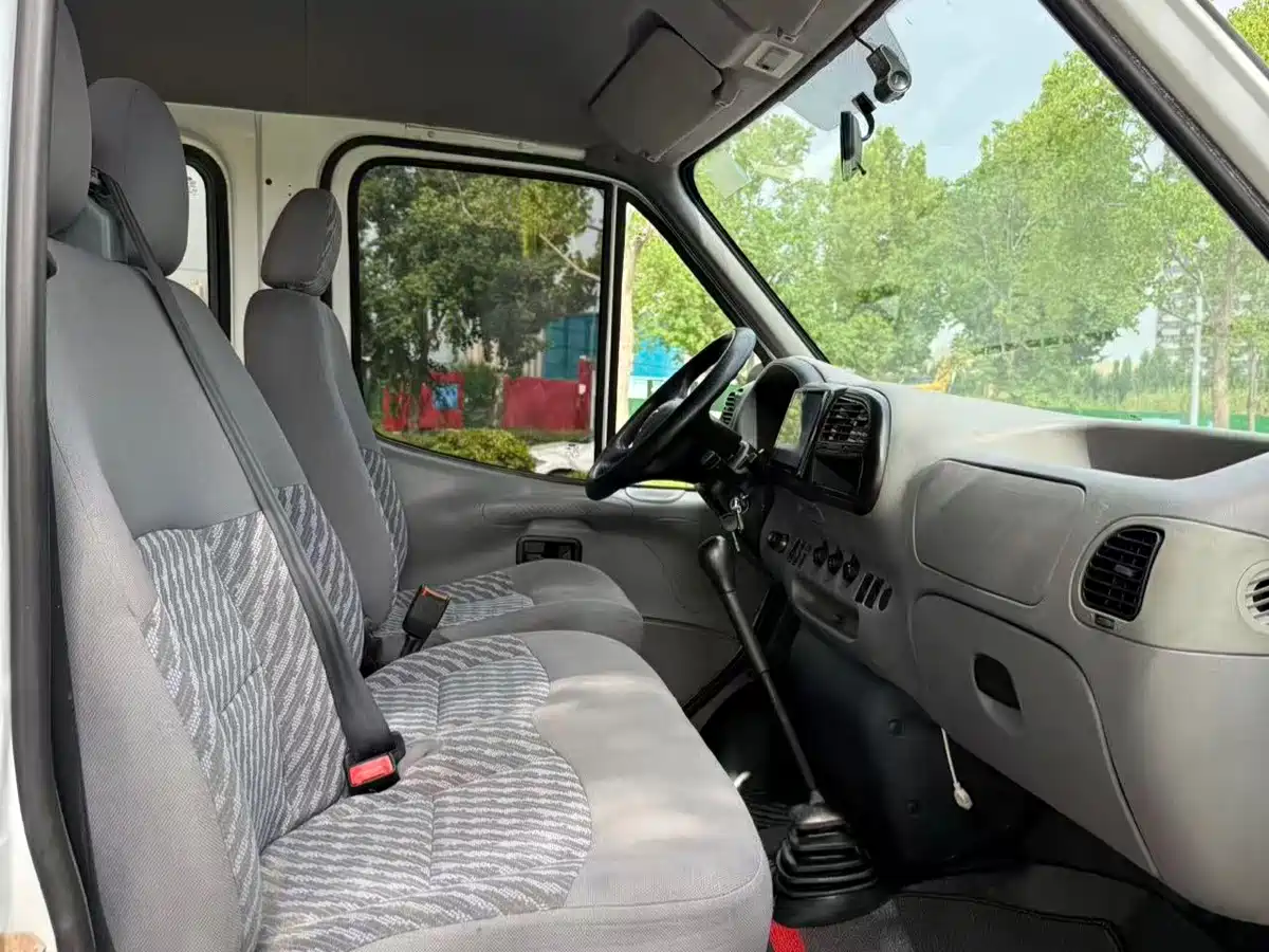 Ford Classic Transit 2016 2016 Model 2.4L Gasoline Short Wheelbase 6-Seat Medium Roof Multi-Purpose Vehicle 4G64S4N