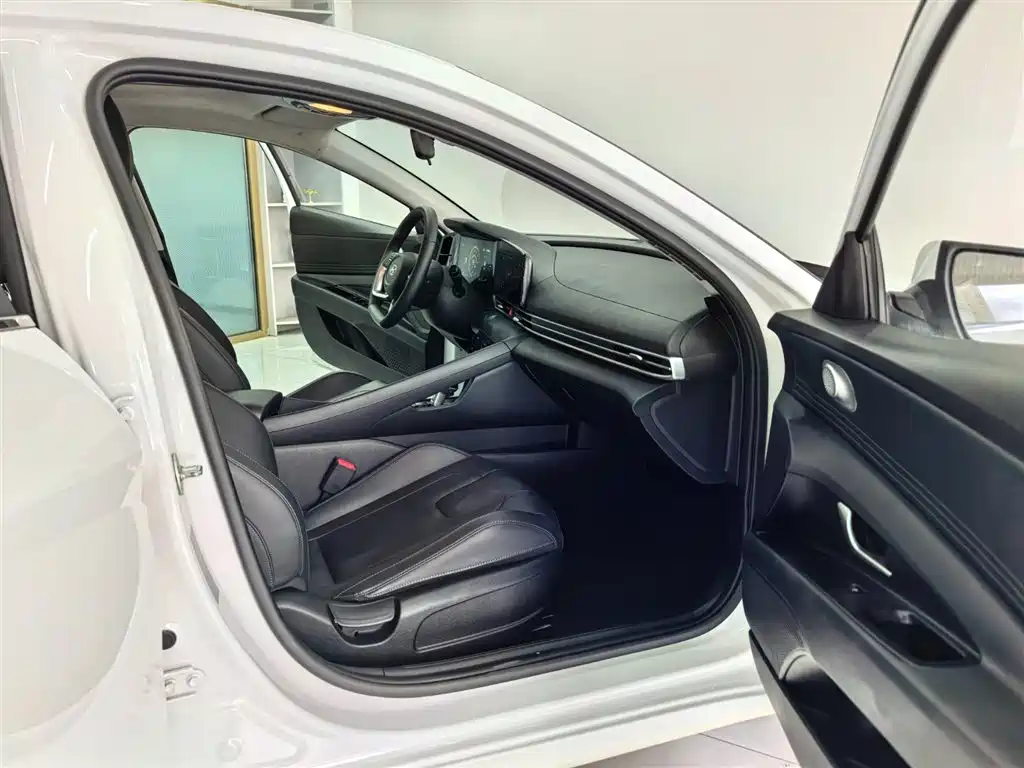 Hyundai Elantra 2022 1.5L CVT LUX Premium Edition фото 17