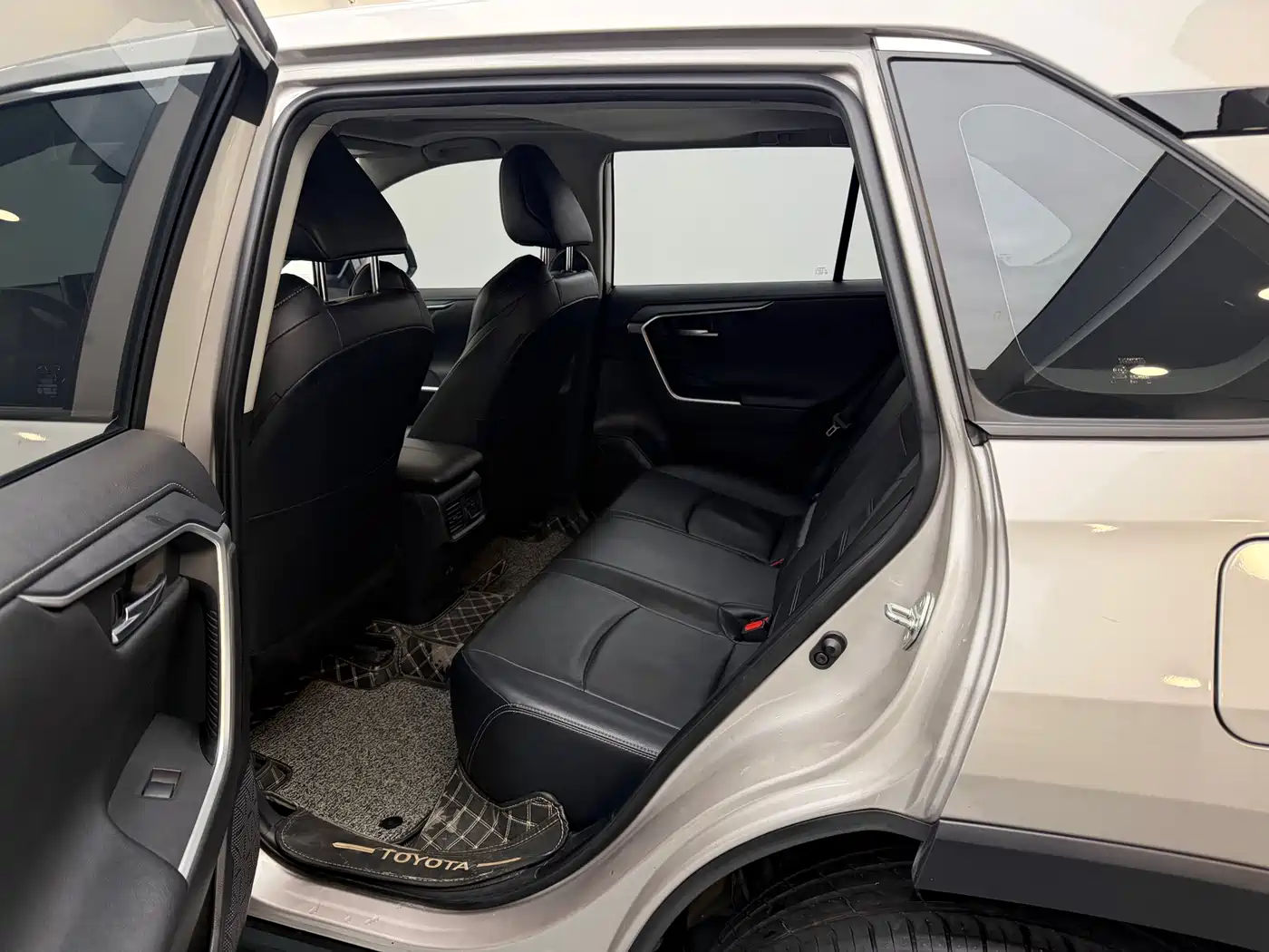 Toyota Wildlander 2021 2.0L CVT 2WD Luxury Edition фото 15