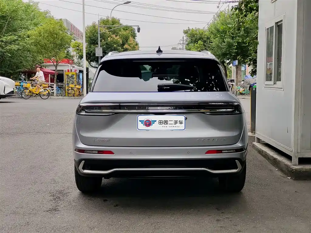 2025 Lincoln Adventurer