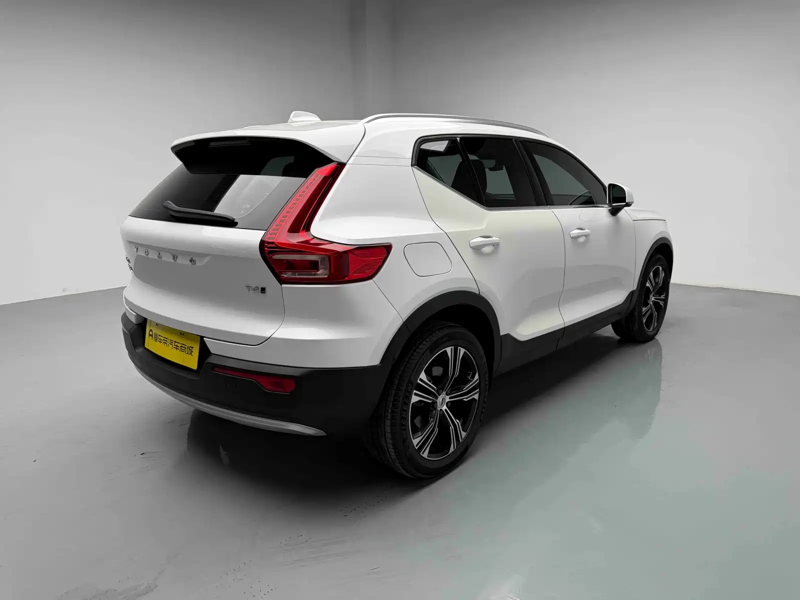 Фото 10 - Volvo XC40