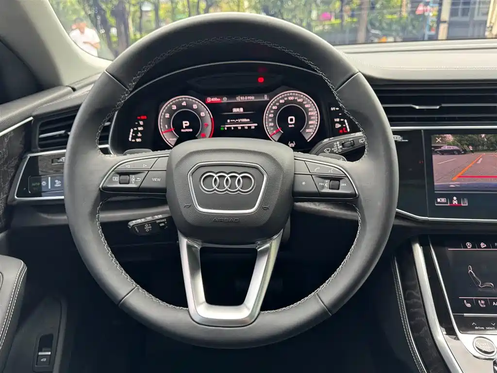Audi Q8 2025 2024 55 TFSI Luxury Sport