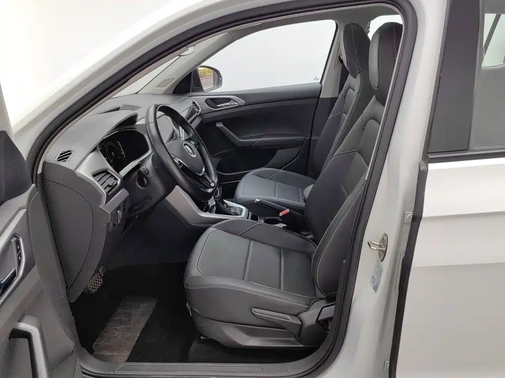 Photo 10 - Volkswagen T-Cross